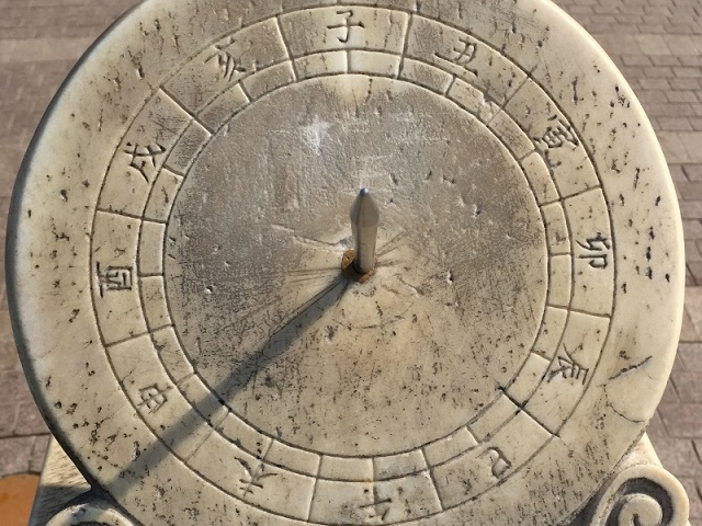 清华的日晷与《三点半和六点半》